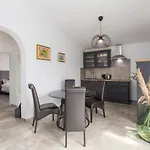 Zomzi Apartment *