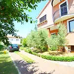 Zomzi Apartment *